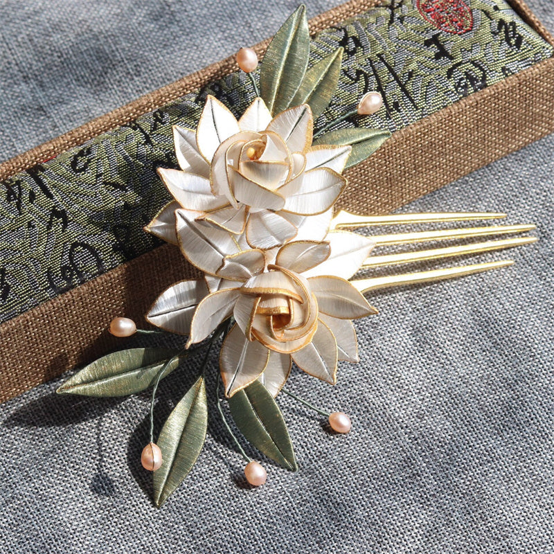 Flower hairpin with pearl and gold antique design