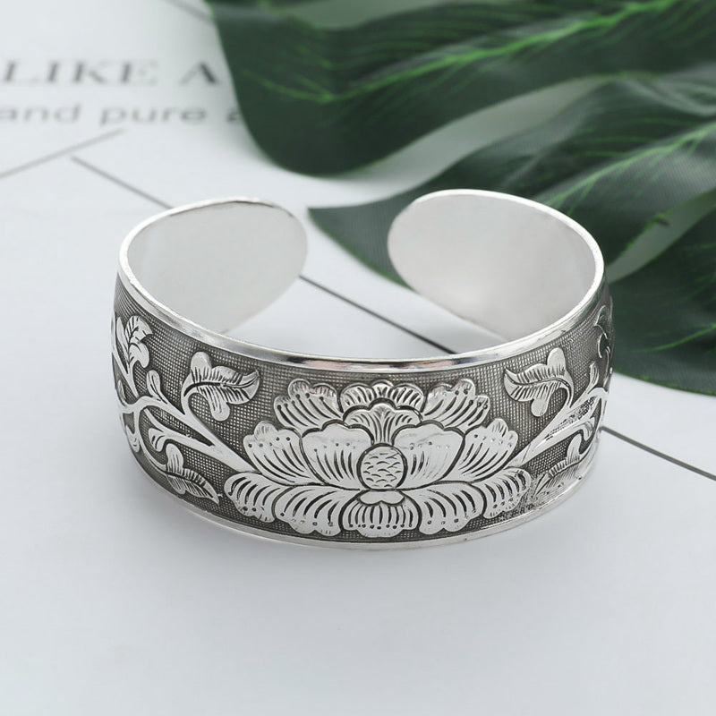 Flower blooming bracelet