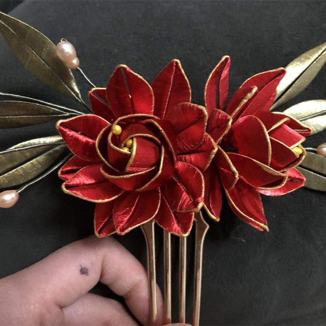 Flower hairpin with pearl and gold antique design