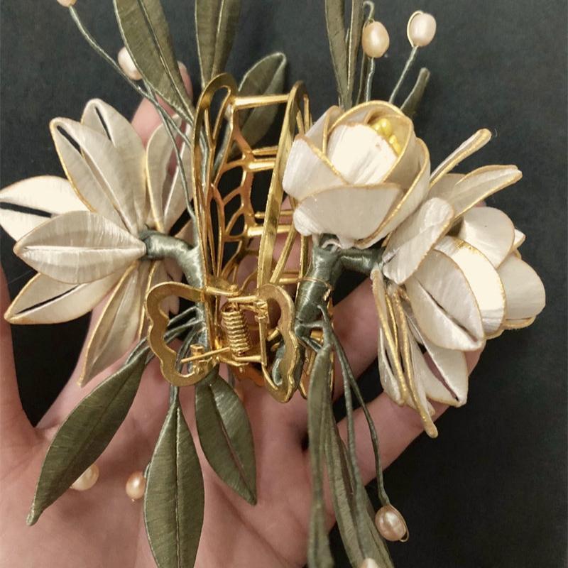 Flower hairpin with pearl and gold antique design